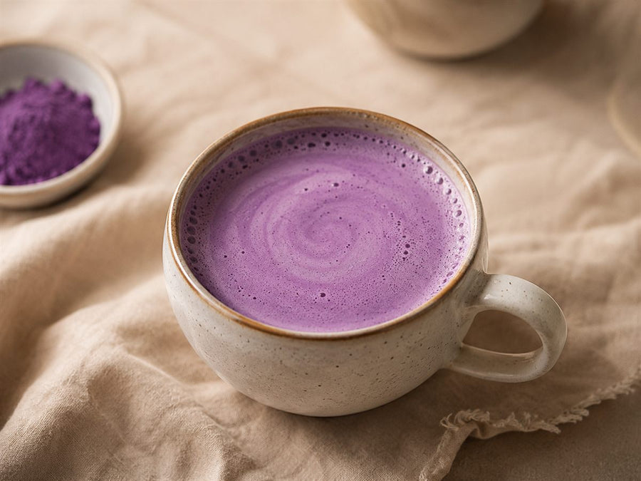 Chocolat chaud a l'ube violet, spirale de crema, tasse rustique, fond lin beige