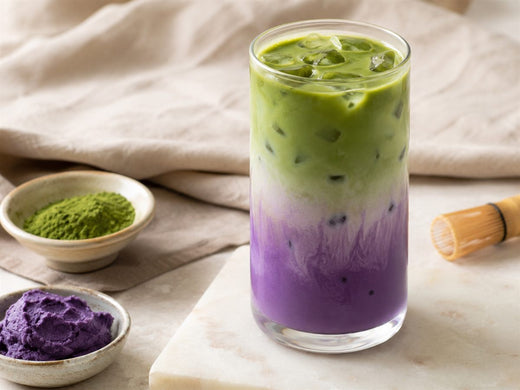 Ube iced matcha bicolore violet et vert, glacons, poudres, fond lin beige