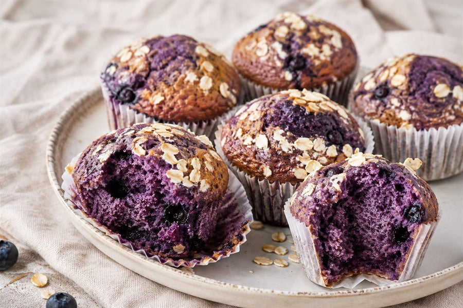 Muffins petit-déjeuner à l'ube, mie violette et myrtilles