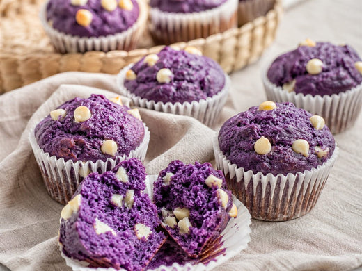 Muffins à l'ube violets avec pépites de chocolat blanc