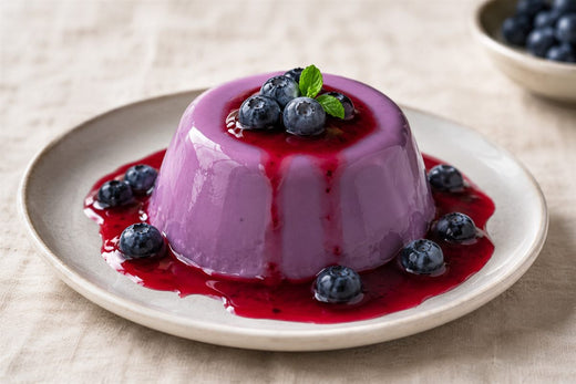 Panna cotta à l'ube violette démoulée, coulis de fruits rouges