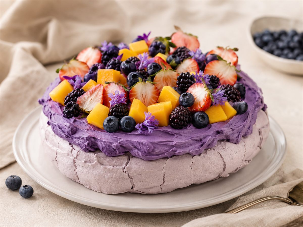 Pavlova a l'ube, meringue croustillante, creme violette et fruits frais, fond lin beige