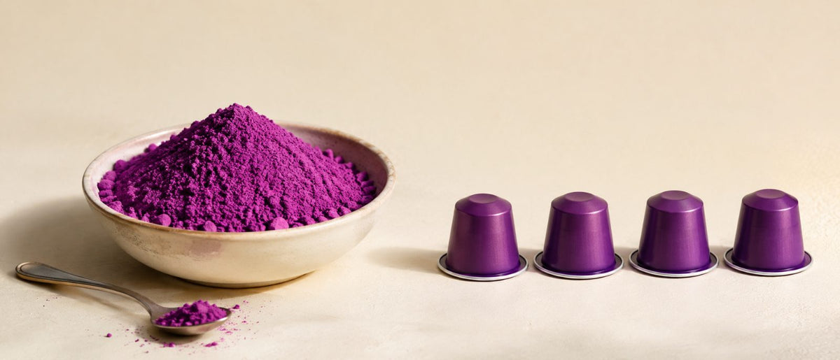 Poudre d'ube violette en bol à gauche, capsules pour boisson violettes à droite