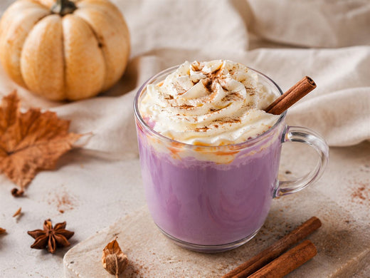 Pumpkin ube latte violet, chantilly et cannelle