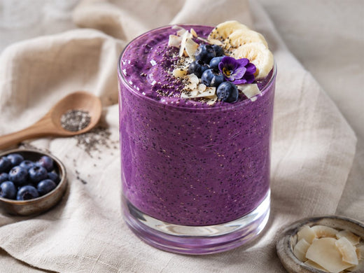 Smoothie energie ube violet epais, graines de chia, fond lin beige