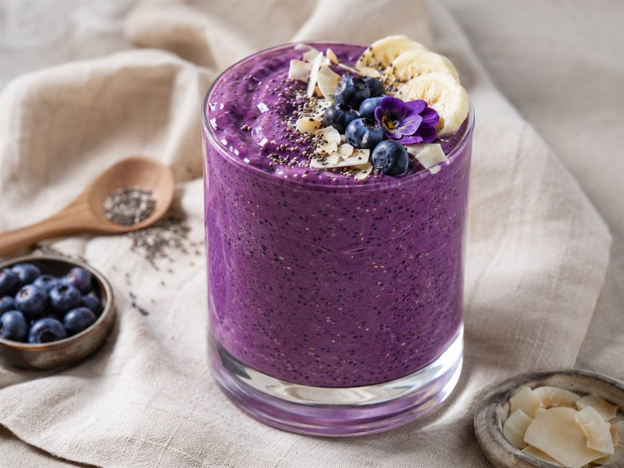 Smoothie energie ube violet epais, graines de chia, fond lin beige