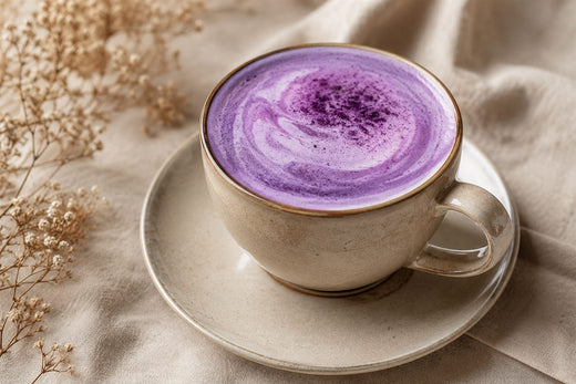 Cafe signature ube violet en tasse premium, mousse violette, fond lin beige