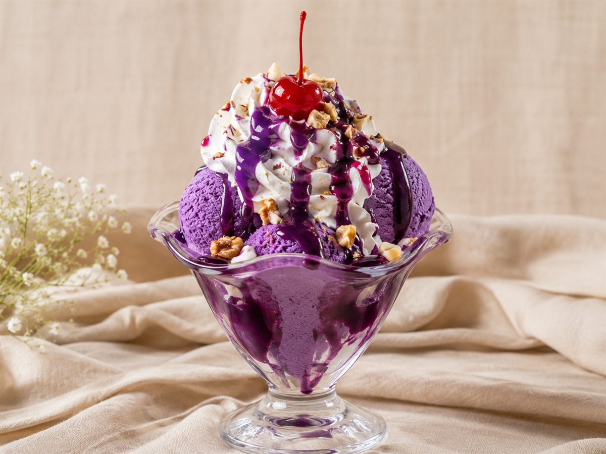 Sundae à l'ube, boules violettes, chantilly et cerise