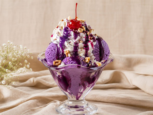 Sundae à l'ube, boules violettes, chantilly et cerise