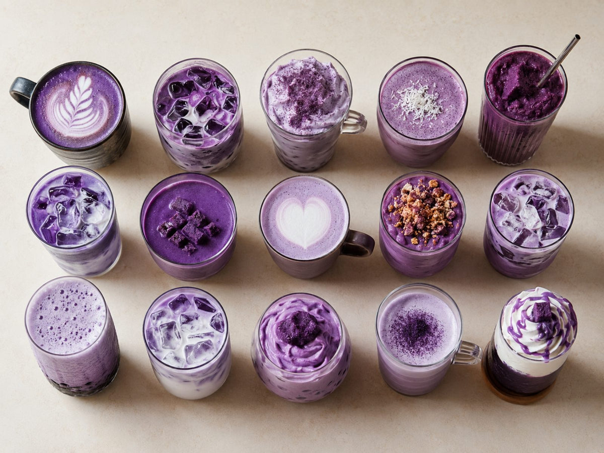 Index de boissons à l'ube violet foncé en flat lay vu du dessus, lattes, glacés et frappés