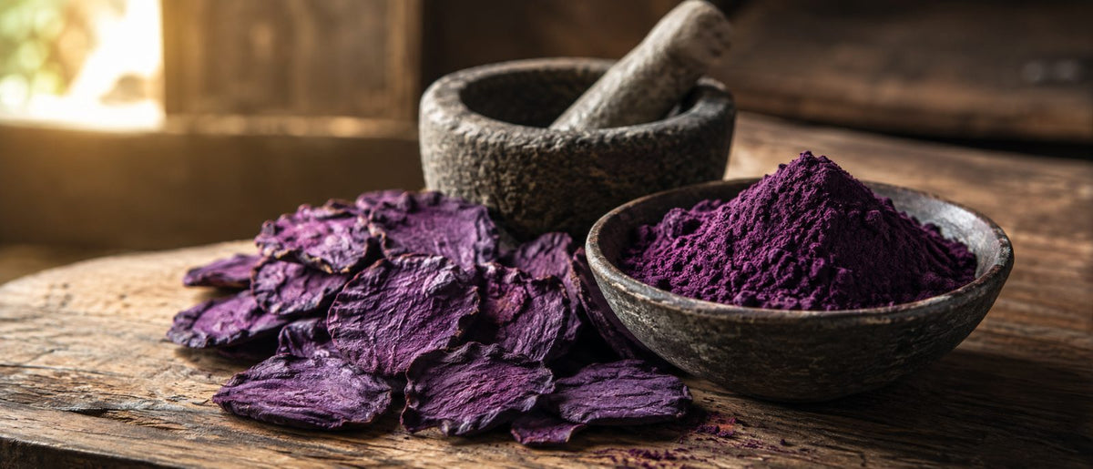 Transformation de l'ube : tranches séchées, poudre violet magenta et mortier, atelier artisanal