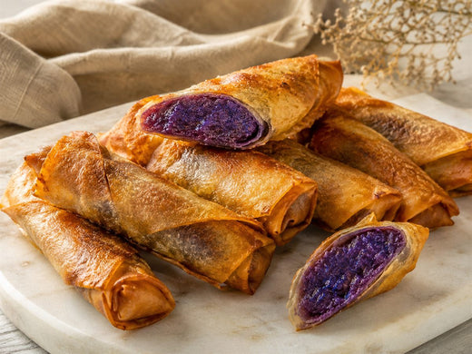 Turon a l'ube frits dores, garniture violette visible, plan clair, fond lin beige