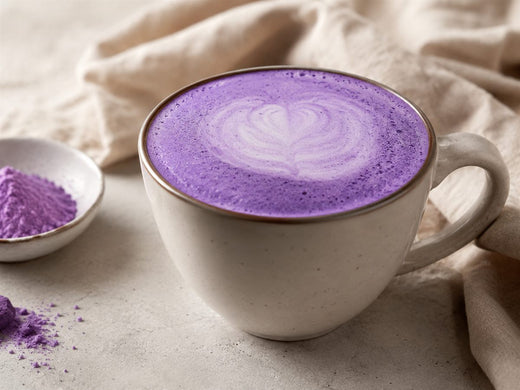 Ube velvet purple latte violet profond, mousse soyeuse, latte art, fond lin beige